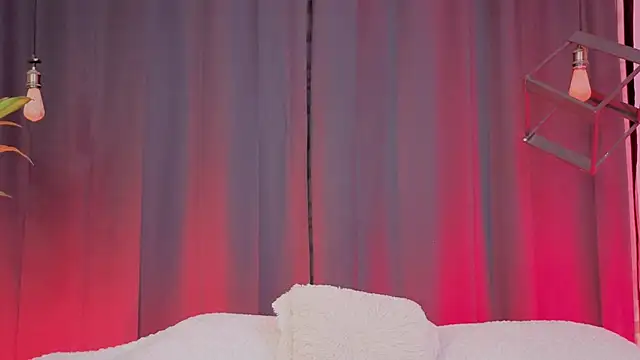 Megan Do Santos online show from October 22, 2025, 8:19 pm