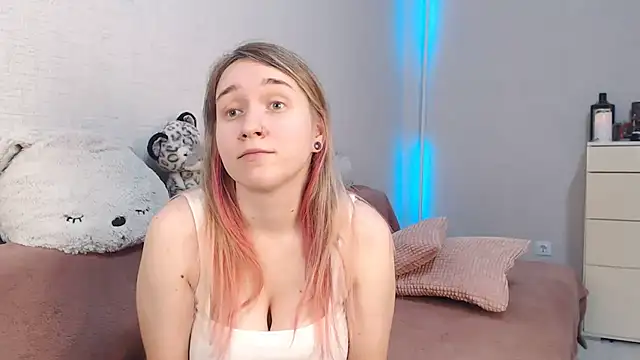 lovely hayley online show from November 4, 2025, 9:47 pm