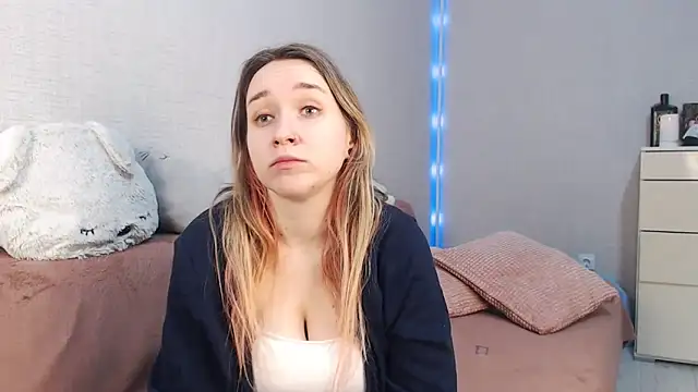 lovely hayley online show from February 2, 2026, 9:35 pm