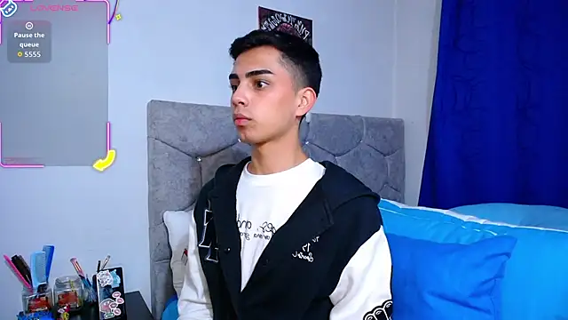 Snapshot of OwenBluee chatting on November 7, 2025, 3:17 am OwenBluee online show from November 7, 2025, 3:17 am