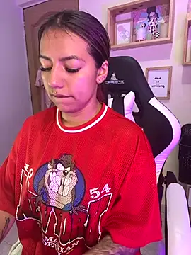 Snapshot of Ivann4 chatting on November 4, 2025, 6:18 pm Ivann4 online show from November 4, 2025, 6:18 pm