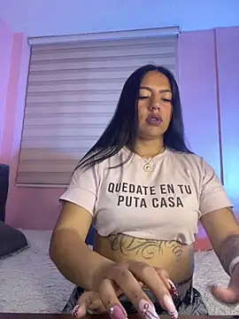 Snapshot of Ivann4 chatting on December 5, 2025, 9:00 pm Ivann4 online show from December 5, 2025, 9:00 pm