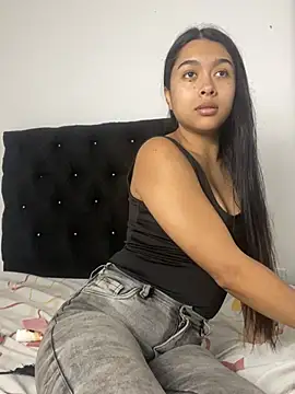 SweetLatiin  online show from January 16, 2026, 7:40 pm