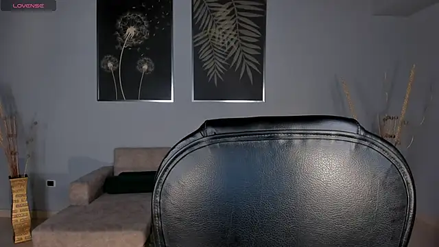 KatieStonne online show from October 28, 2025, 3:32 am