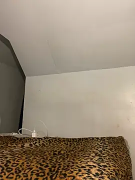 AUNYXXX online show from March 8, 2025, 4:01 am