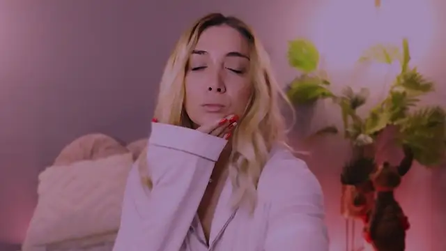 Snapshot of Jessielle chatting on December 22, 2025, 10:01 am Jessielle online show from December 22, 2025, 10:01 am