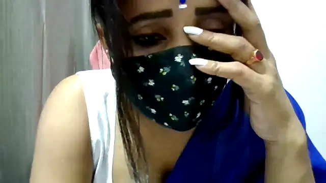 Queenhimanshi online show from November 3, 2025, 9:05 pm