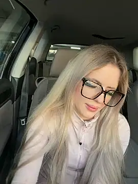 Holly-Glamour online show from May 16, 2026, 6:28 pm