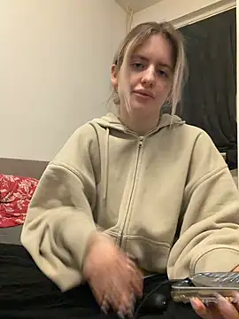Holly-Glamour online show from May 20, 2026, 11:22 pm