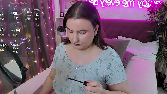 Snapshot of FeralPeach chatting on February 5, 2026, 6:40 am FeralPeach online show from February 5, 2026, 6:40 am