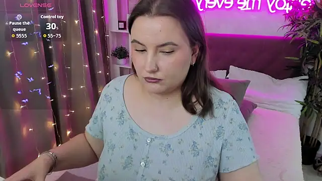 Snapshot of FeralPeach chatting on February 7, 2026, 5:22 am FeralPeach online show from February 7, 2026, 5:22 am