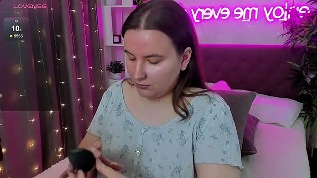 FeralPeach online show from May 17, 2026, 7:17 am