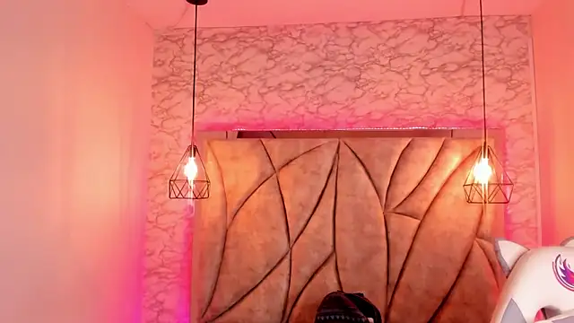 Queen perla  online show from February 16, 2025, 7:49 pm