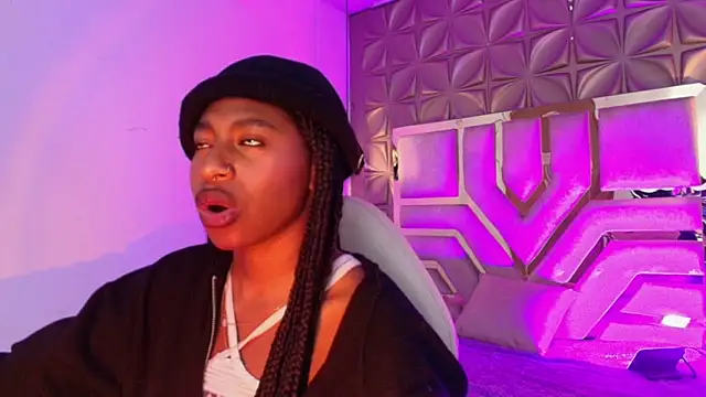 Queen perla  online show from March 11, 2026, 12:11 pm