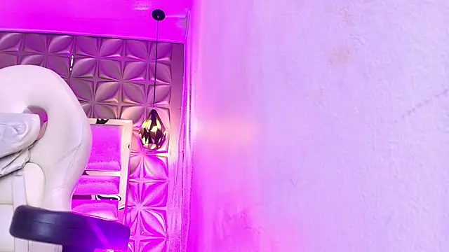 Queen perla  online show from March 13, 2026, 12:01 pm