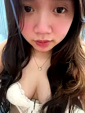 Snapshot of Hotellinh12 chatting on December 17, 2025, 4:51 am Hotellinh12 online show from December 17, 2025, 4:51 am