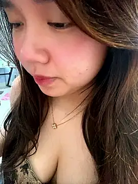 Snapshot of Hotellinh12 chatting on January 8, 2026, 6:05 am Hotellinh12 online show from January 8, 2026, 6:05 am