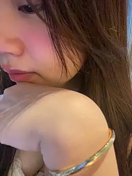 Snapshot of Hotellinh12 chatting on February 4, 2026, 12:44 pm Hotellinh12 online show from February 4, 2026, 12:44 pm