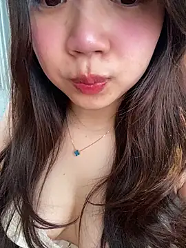 Snapshot of Hotellinh12 chatting on February 8, 2026, 7:34 am Hotellinh12 online show from February 8, 2026, 7:34 am