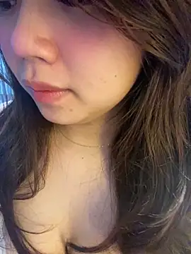 Snapshot of Hotellinh12 chatting on February 12, 2026, 4:02 pm Hotellinh12 online show from February 12, 2026, 4:02 pm