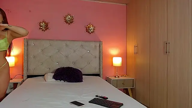 Kim and Mia online show from December 18, 2025, 4:57 pm