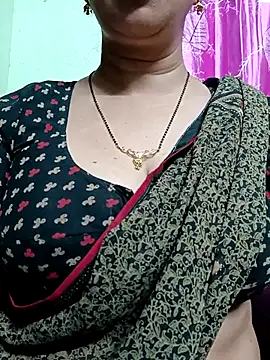 Snapshot of Rosy-B chatting on December 19, 2025, 9:33 pm Rosy-B online show from December 19, 2025, 9:33 pm