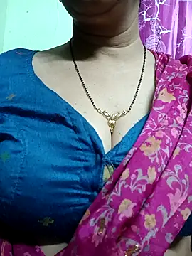 Snapshot of Rosy-B chatting on February 5, 2026, 9:41 pm Rosy-B online show from February 5, 2026, 9:41 pm