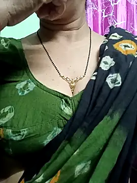 Snapshot of Rosy-B chatting on February 6, 2026, 10:02 pm Rosy-B online show from February 6, 2026, 10:02 pm