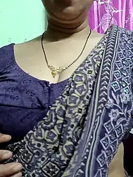 Snapshot of Rosy-B chatting on February 10, 2026, 9:52 pm Rosy-B online show from February 10, 2026, 9:52 pm