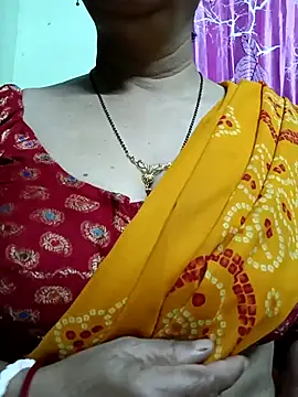 Snapshot of Rosy-B chatting on February 13, 2026, 10:39 pm Rosy-B online show from February 13, 2026, 10:39 pm