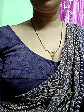 Snapshot of Rosy-B chatting on February 18, 2026, 9:33 pm Rosy-B online show from February 18, 2026, 9:33 pm