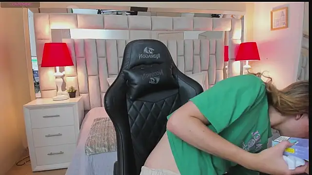 Snapshot of mariiahneedles chatting on December 6, 2024, 12:12 am mariiahneedles online show from December 6, 2024, 12:12 am