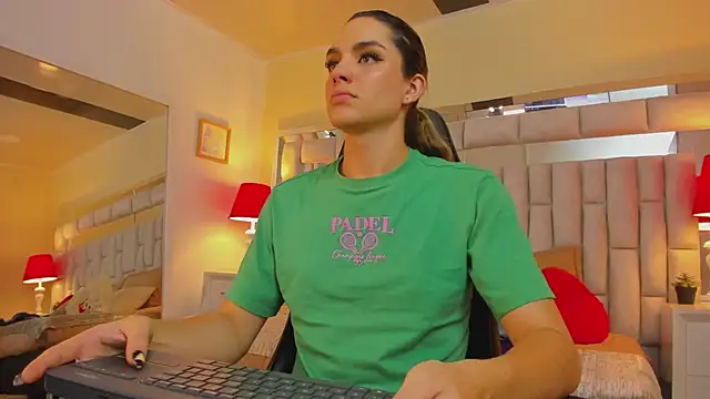 Snapshot of mariiahneedles chatting on January 2, 2025, 11:27 pm mariiahneedles online show from January 2, 2025, 11:27 pm