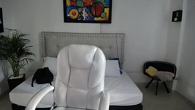 Chiqui milk  online show from February 11, 2025, 7:05 pm