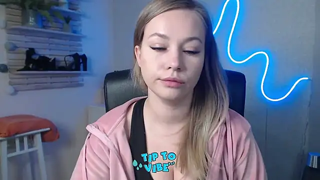 Snapshot of holly_xglam chatting on December 19, 2024, 8:23 pm holly xglam online show from December 19, 2024, 8:23 pm