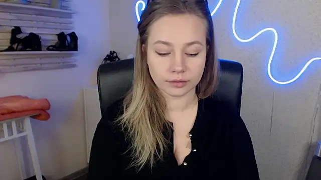 Snapshot of holly_xglam chatting on March 19, 2025, 12:04 am holly xglam online show from March 19, 2025, 12:04 am
