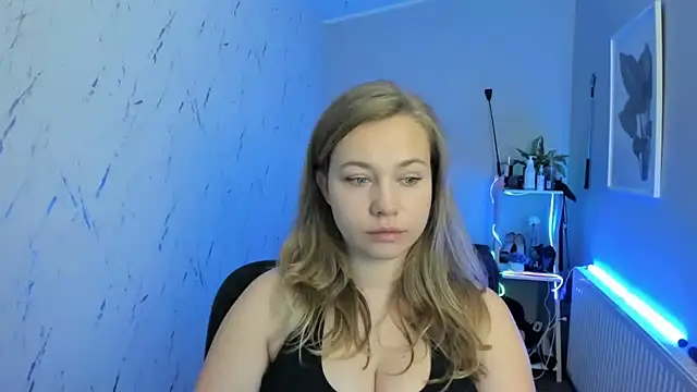 Snapshot of holly_xglam chatting on September 22, 2025, 5:04 pm holly xglam online show from September 22, 2025, 5:04 pm