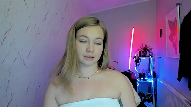 Snapshot of holly_xglam chatting on November 19, 2025, 7:47 pm holly xglam online show from November 19, 2025, 7:47 pm