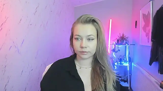 Snapshot of holly_xglam chatting on November 24, 2025, 8:19 pm holly xglam online show from November 24, 2025, 8:19 pm