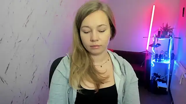 Snapshot of holly_xglam chatting on December 4, 2025, 8:06 pm holly xglam online show from December 4, 2025, 8:06 pm