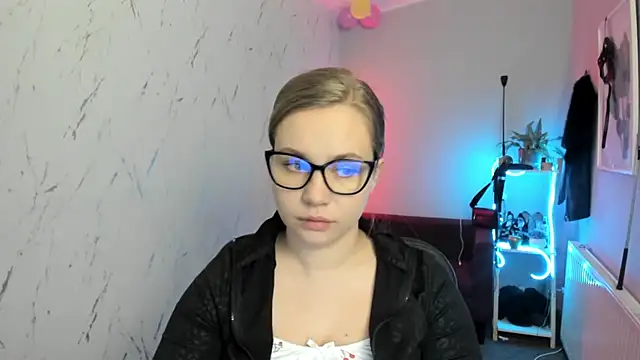 Snapshot of holly_xglam chatting on February 19, 2026, 7:43 pm holly xglam online show from February 19, 2026, 7:43 pm