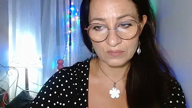 Snapshot of KeisyNeonX chatting on October 3, 2025, 7:33 pm KeisyNeonX online show from October 3, 2025, 7:33 pm