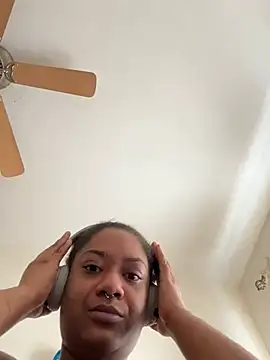 LunaWolfie143 online show from March 8, 2025, 4:28 pm