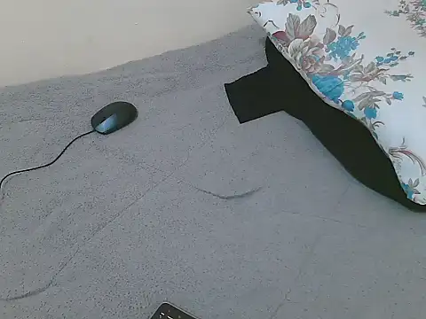 lella-0 online show from February 10, 2025, 7:07 pm