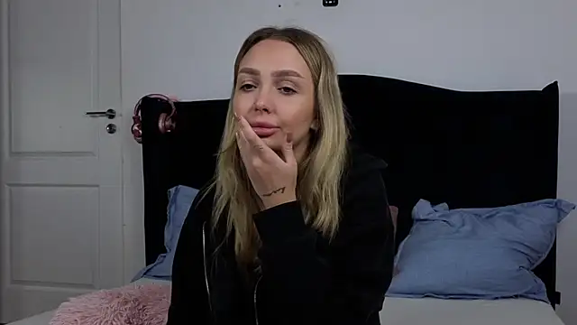 AnnaMaee online show from November 18, 2025, 6:45 pm