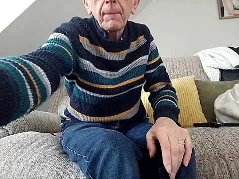 Snapshot of mr_english50 chatting on April 18, 2026, 9:13 am mr english50 online show from April 18, 2026, 9:13 am
