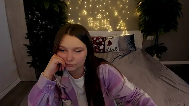 Snapshot of MagicPeachh_ chatting on December 17, 2025, 2:12 pm MagicPeachh online show from December 17, 2025, 2:12 pm