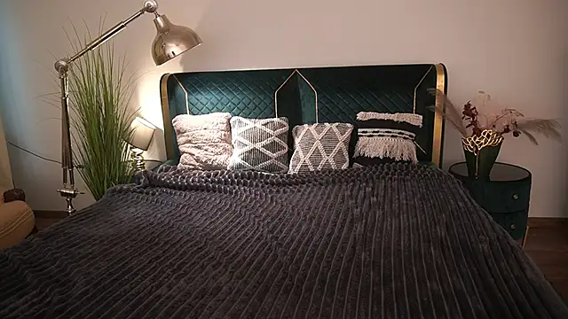 MagicPeachh  online show from May 13, 2026, 5:38 am