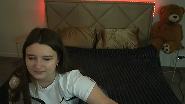 MagicPeachh  online show from May 14, 2026, 5:47 am