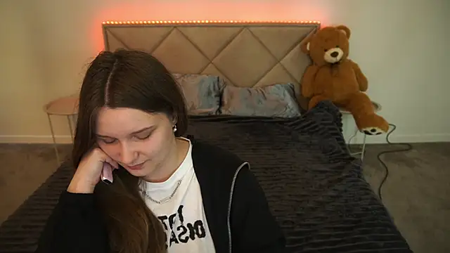 MagicPeachh  online show from May 22, 2026, 6:53 am